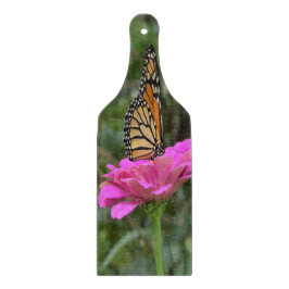 （昆虫）オオカバマダラ、モナーク蝶のピンクかわいらしの《植物》百日草の花 カッティングボード