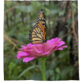 （昆虫）オオカバマダラ、モナーク蝶のピンクかわいらしの《植物》百日草の花 シャワーカーテン (正面)