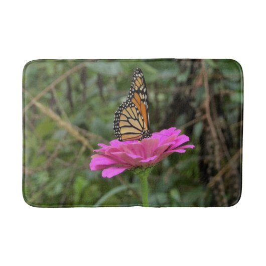 （昆虫）オオカバマダラ、モナーク蝶のピンクかわいらしの《植物》百日草の花 バスマット (正面)