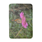 （昆虫）オオカバマダラ、モナーク蝶のピンクかわいらしの《植物》百日草の花 バスマット (正面縦)