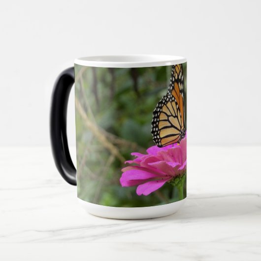 （昆虫）オオカバマダラ、モナーク蝶のピンクかわいらしの《植物》百日草の花 モーフィングマグカップ (正面左)