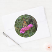 （昆虫）オオカバマダラ、モナーク蝶のピンクかわいらしの《植物》百日草の花 ラウンドシール (封筒)