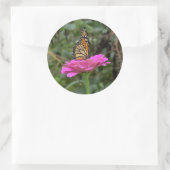 （昆虫）オオカバマダラ、モナーク蝶のピンクかわいらしの《植物》百日草の花 ラウンドシール (バッグ)