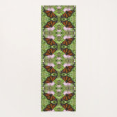 （昆虫）オオカバマダラ、モナーク蝶のピンクのアザミ – 2つの側面の写真 ヨガマット (裏面)