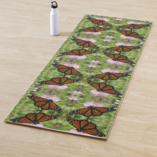 （昆虫）オオカバマダラ、モナーク蝶のピンクのアザミ – 2つの側面の写真 ヨガマット (インサイチュ)