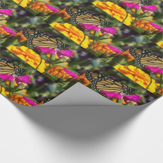 (昆虫)オオカバマダラ、モナーク蝶のピンクのマリゴールド包装紙 ラッピングペーパー (角)