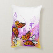 （昆虫）オオカバマダラ、モナーク蝶の背景（紫） アクセントクッション (裏面(縦))