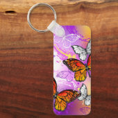 (昆虫)オオカバマダラ、モナーク蝶の背景(紫) キーホルダー (正面)