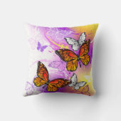 （昆虫）オオカバマダラ、モナーク蝶の背景（紫） クッション (裏面)