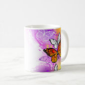(昆虫)オオカバマダラ、モナーク蝶の背景(紫) コーヒーマグカップ (正面右)
