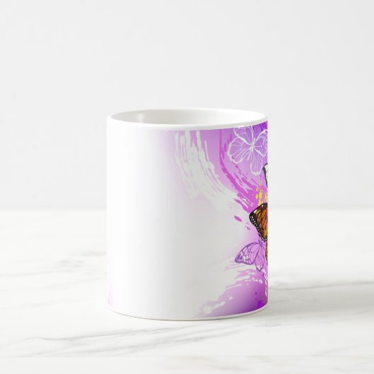 (昆虫)オオカバマダラ、モナーク蝶の背景(紫) コーヒーマグカップ (中央)