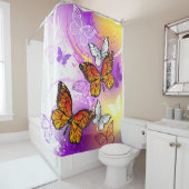 （昆虫）オオカバマダラ、モナーク蝶の背景（紫） シャワーカーテン (インサイチュ)