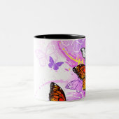 (昆虫)オオカバマダラ、モナーク蝶の背景(紫) ツートーンマグカップ (中央)
