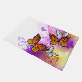 （昆虫）オオカバマダラ、モナーク蝶の背景（紫） ドアマット (アングル)