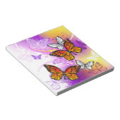（昆虫）オオカバマダラ、モナーク蝶の背景（紫） ノートパッド (アングル)