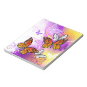 （昆虫）オオカバマダラ、モナーク蝶の背景（紫） ノートパッド (回転)