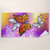 （昆虫）オオカバマダラ、モナーク蝶の背景（紫） ビーチタオル (正面)