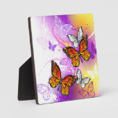 （昆虫）オオカバマダラ、モナーク蝶の背景（紫） フォトプラーク (正面)