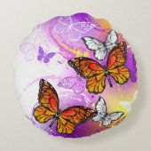 （昆虫）オオカバマダラ、モナーク蝶の背景（紫） ラウンドクッション (裏面)