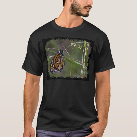 （昆虫）オオカバマダラ、モナーク蝶の花 Tシャツ (正面)