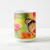 （昆虫）オオカバマダラ、モナーク蝶の赤と黄色の花 コーヒーマグカップ (中央)