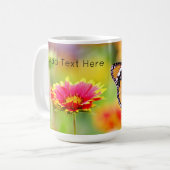 （昆虫）オオカバマダラ、モナーク蝶の赤と黄色の花 コーヒーマグカップ (正面左)