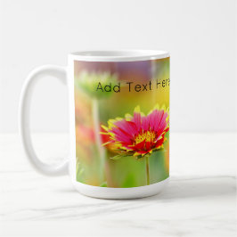 （昆虫）オオカバマダラ、モナーク蝶の赤と黄色の花 コーヒーマグカップ