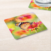 (昆虫)オオカバマダラ、モナーク蝶の赤と黄色の花 スクエアペーパーコースター (アングル)