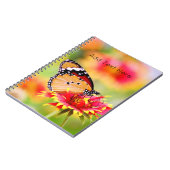 （昆虫）オオカバマダラ、モナーク蝶の赤と黄色の花 ノートブック (左側)