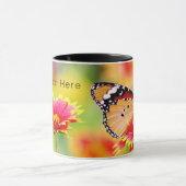 （昆虫）オオカバマダラ、モナーク蝶の赤と黄色の花 マグカップ (中央)