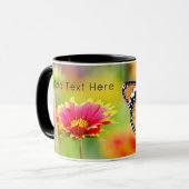 （昆虫）オオカバマダラ、モナーク蝶の赤と黄色の花 マグカップ (正面左)