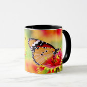 （昆虫）オオカバマダラ、モナーク蝶の赤と黄色の花 マグカップ (正面右)