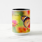 (昆虫)オオカバマダラ、モナーク蝶の赤と黄色の花 マグカップ (中央)