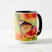 (昆虫)オオカバマダラ、モナーク蝶の赤と黄色の花 マグカップ (正面右)