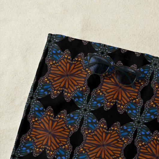 （昆虫）オオカバマダラ、モナーク蝶ウイングアップオレンジと青のパターン ビーチタオル (インサイチュ)