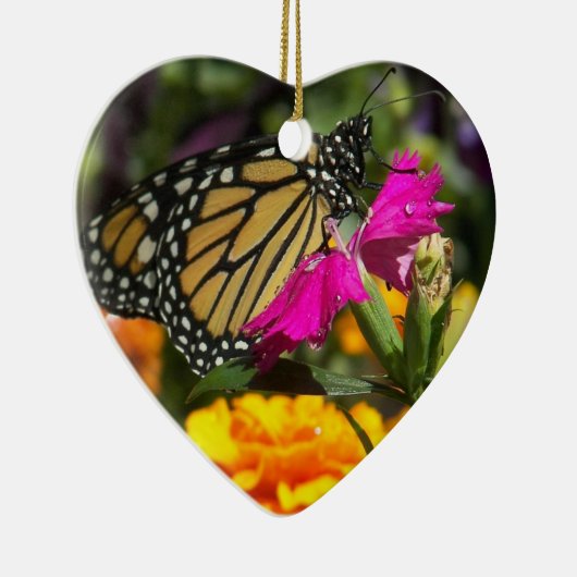 (昆虫)オオカバマダラ、モナーク蝶オンピンクのマリゴールド – ハートオーナメント セラミックオーナメント (右)