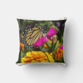 (昆虫)オオカバマダラ、モナーク蝶オンピンクマリゴールド花 クッション (正面)