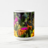 （昆虫）オオカバマダラ、モナーク蝶オンピンクマリゴールド花 コーヒーマグカップ (中央)