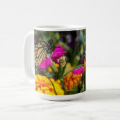 （昆虫）オオカバマダラ、モナーク蝶オンピンクマリゴールド花 コーヒーマグカップ (正面左)