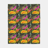 (昆虫)オオカバマダラ、モナーク蝶オンピンクマリゴールド花 フリースブランケット (正面)