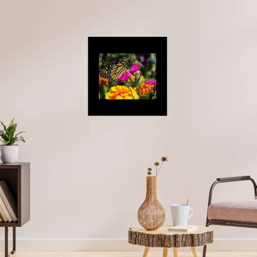 （昆虫）オオカバマダラ、モナーク蝶オンピンクマリゴールド花 ポスター (リビング3)