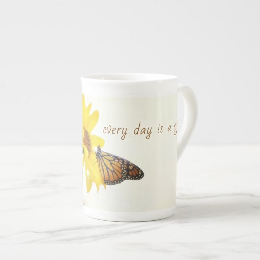 (昆虫)オオカバマダラ、モナーク蝶オンファースヒマワリ感動的ー ボーンチャイナマグカップ (正面右)