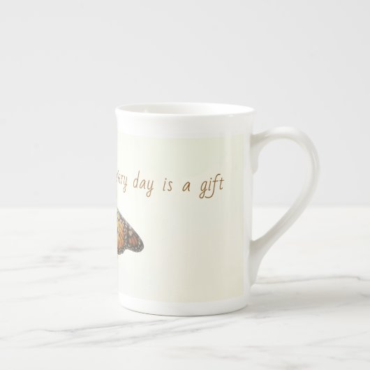 (昆虫)オオカバマダラ、モナーク蝶オンファースヒマワリ感動的ー ボーンチャイナマグカップ (右)