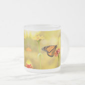 （昆虫）オオカバマダラ、モナーク蝶オン《植物》百日草 フロストグラスマグカップ (正面右)