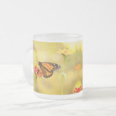 （昆虫）オオカバマダラ、モナーク蝶オン《植物》百日草 フロストグラスマグカップ (正面左)