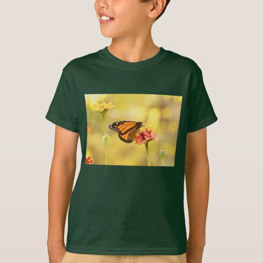 (昆虫)オオカバマダラ、モナーク蝶オン《植物》百日草 Tシャツ (正面)