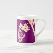 (昆虫)オオカバマダラ、モナーク蝶シルエットと紫 ボーンチャイナマグカップ (右)