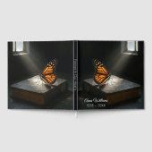 （昆虫）オオカバマダラ、モナーク・バタフライ・オン・ア・神聖な聖書 ゲストブック (全面)