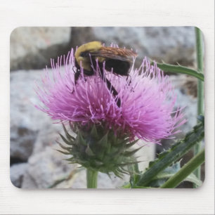(昆虫)マルハナバチが紫色のアザミの花を収穫する マウスパッド