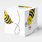 (昆虫)マルハナバチ飛んでいるイエローブラックのまわりに フェイバーボックス (正面サイド)